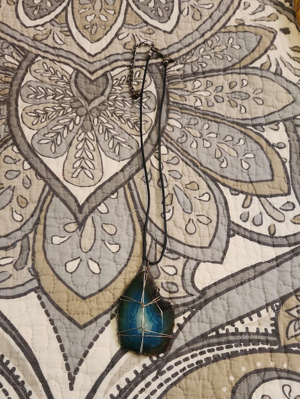 Chico's Plus Wrapped Agate Slice Pendant Necklace